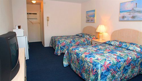 Quarterdeck Motel Wildwood Room photo