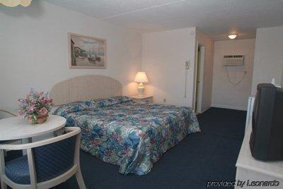 Quarterdeck Motel Wildwood Room photo