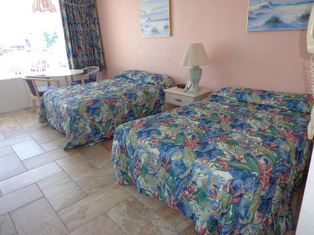 Quarterdeck Motel Wildwood Room photo