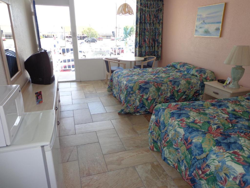 Quarterdeck Motel Wildwood Room photo