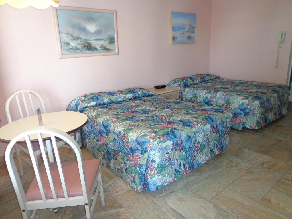 Quarterdeck Motel Wildwood Room photo